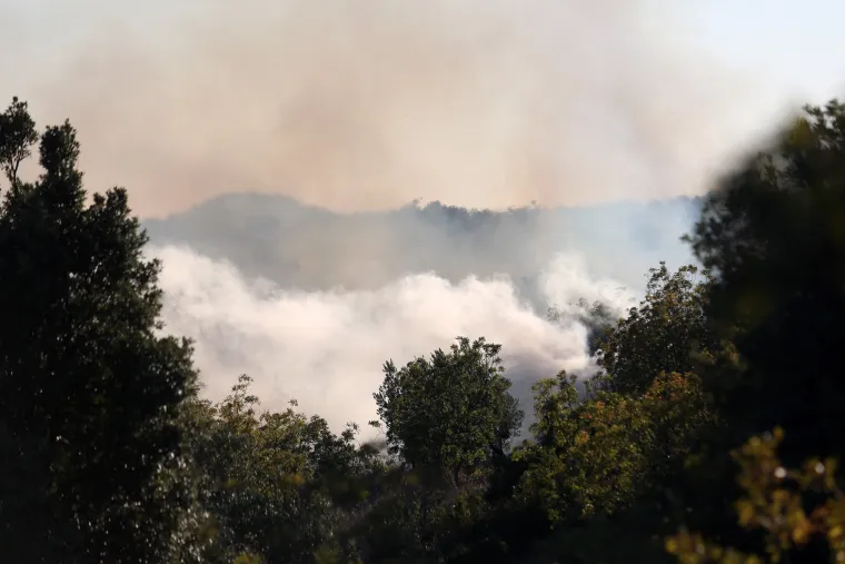 Borba u &Scaron;ibeniku: Vatrogasci gase požar koji je izbio na nepristupačnom terenu na Benkovačkoj cesti