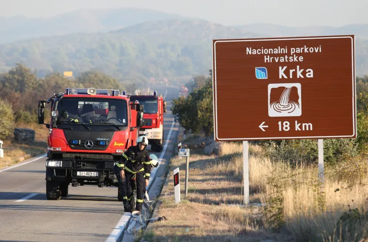 Borba u &Scaron;ibeniku: Vatrogasci gase požar koji je izbio na nepristupačnom terenu na Benkovačkoj cesti