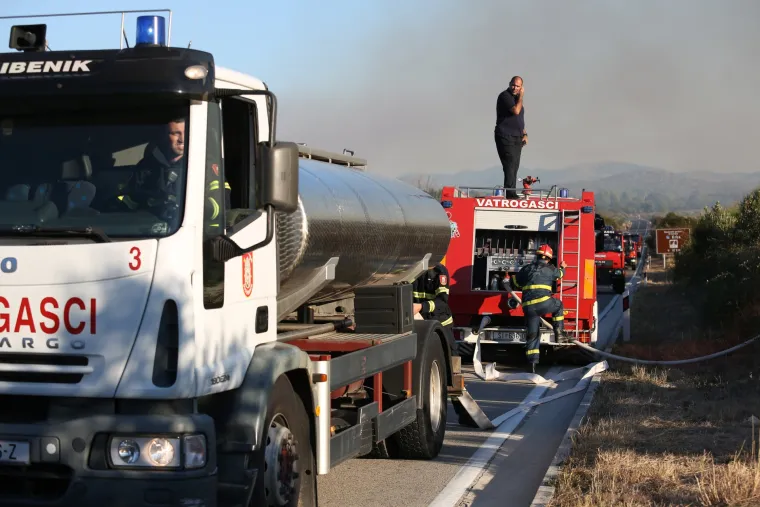 Borba u &Scaron;ibeniku: Vatrogasci gase požar koji je izbio na nepristupačnom terenu na Benkovačkoj cesti
