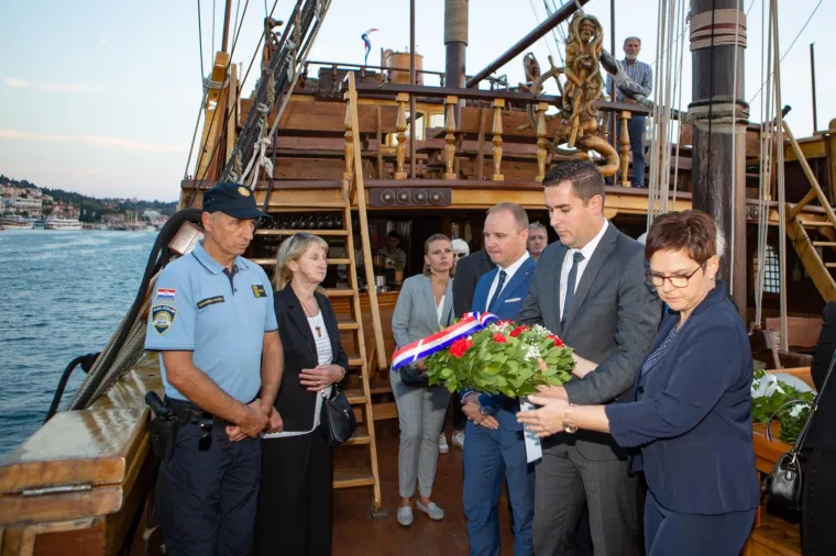 S broda Tirena u gru&scaron;ki akvatorij položeni vijenci u spomen na stradale na moru