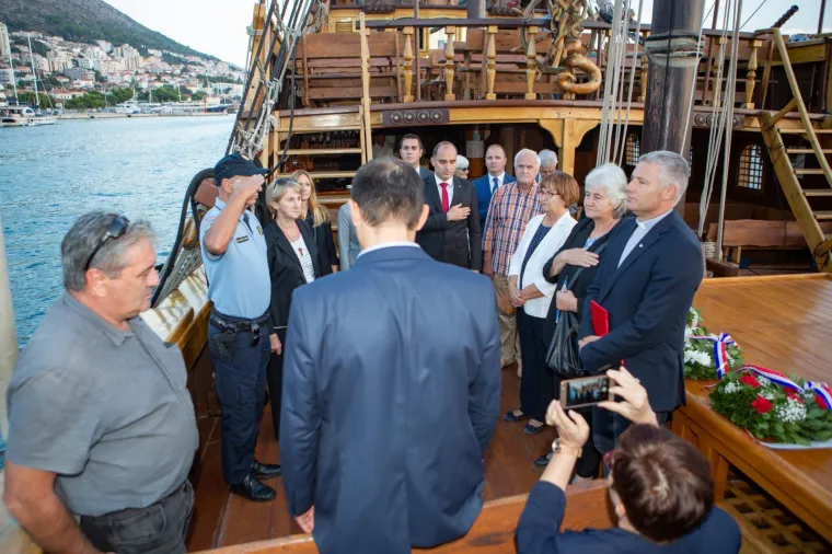 S broda Tirena u gru&scaron;ki akvatorij položeni vijenci u spomen na stradale na moru