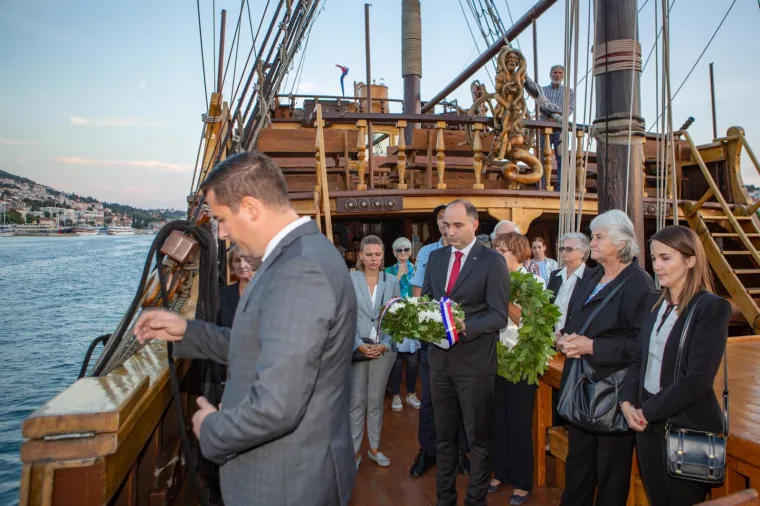 S broda Tirena u gru&scaron;ki akvatorij položeni vijenci u spomen na stradale na moru