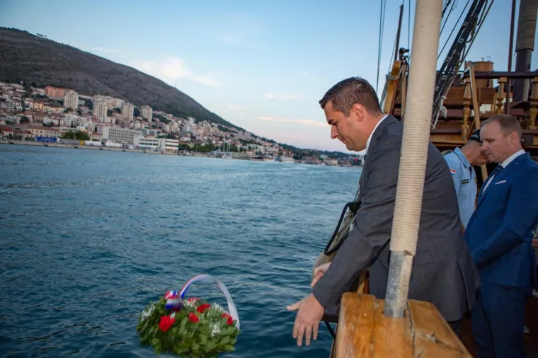 S broda Tirena u gru&scaron;ki akvatorij položeni vijenci u spomen na stradale na moru