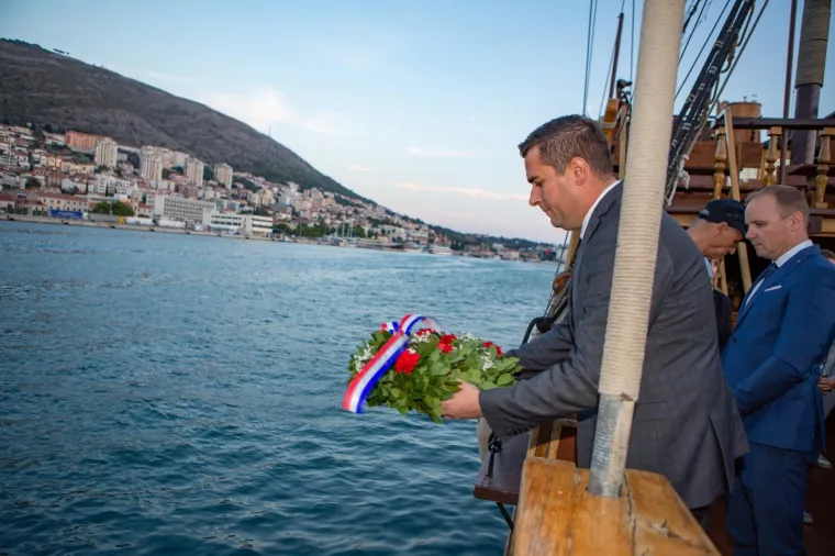 S broda Tirena u gru&scaron;ki akvatorij položeni vijenci u spomen na stradale na moru
