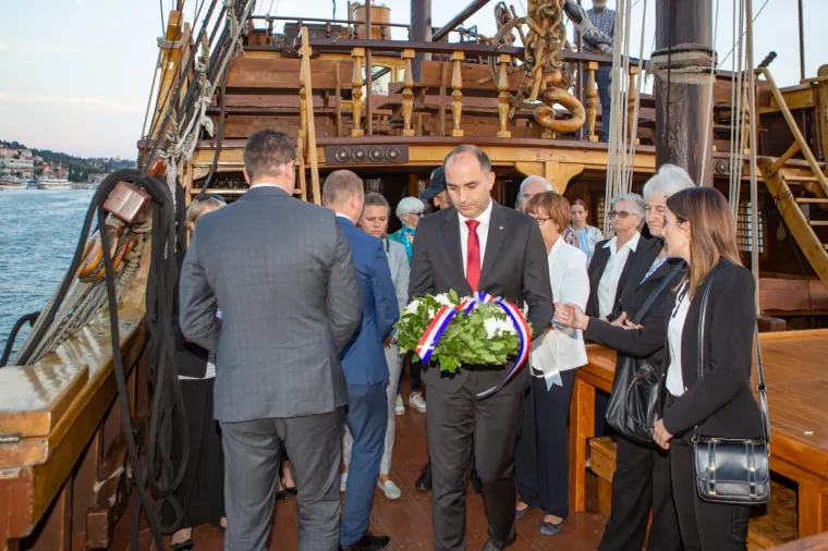 S broda Tirena u gru&scaron;ki akvatorij položeni vijenci u spomen na stradale na moru