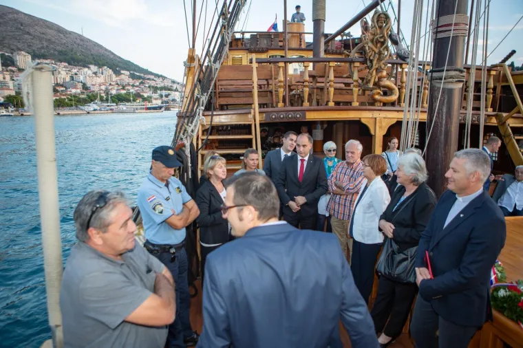 S broda Tirena u gru&scaron;ki akvatorij položeni vijenci u spomen na stradale na moru