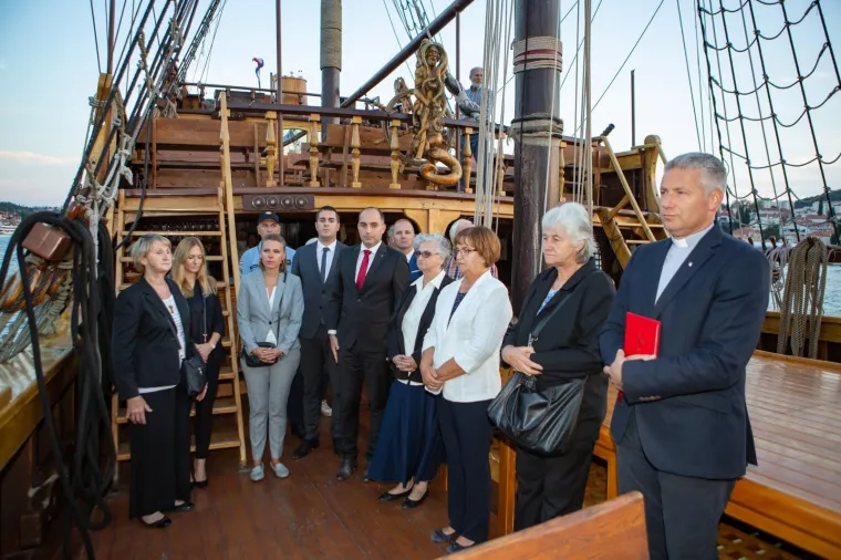 S broda Tirena u gru&scaron;ki akvatorij položeni vijenci u spomen na stradale na moru