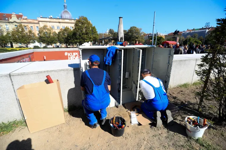 Zaštitari na ulazu u Importanne centar