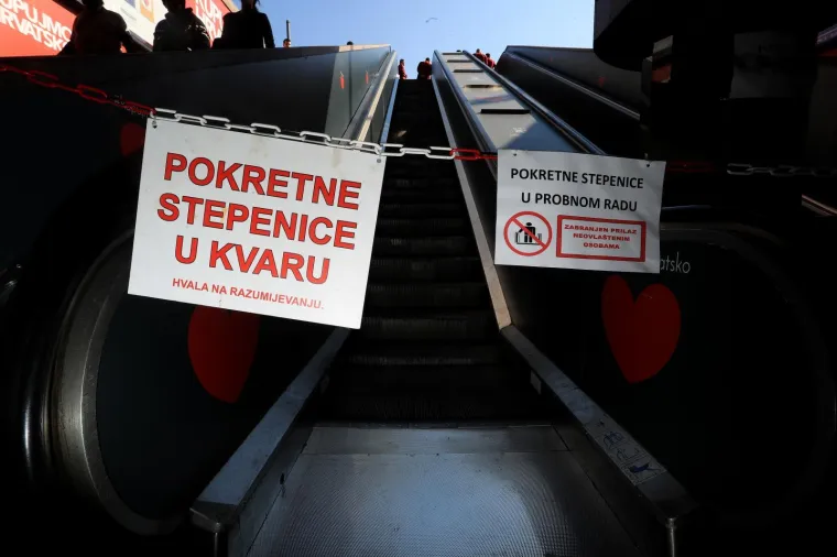 Zaštitari na ulazu u Importanne centar