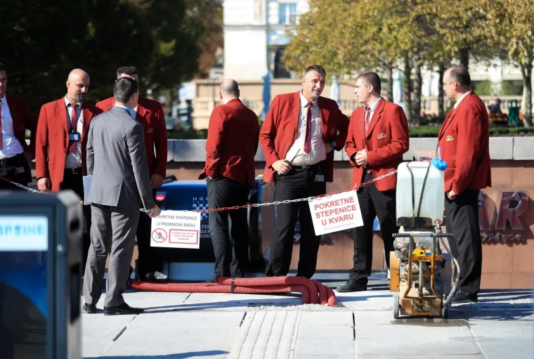 Zaštitari na ulazu u Importanne centar