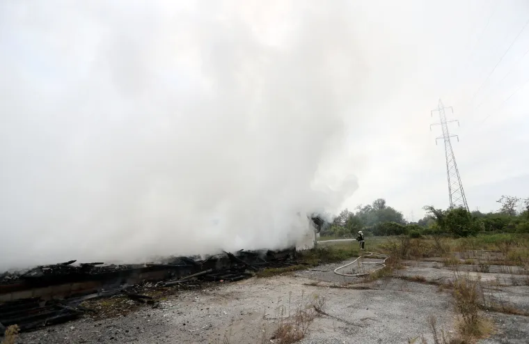 Planula baraka kod motela Plitvice, ga&scaron;enje u tijeku