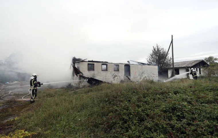 Planula baraka kod motela Plitvice, ga&scaron;enje u tijeku