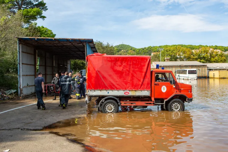 Apokalipsa u Dubrovniku: Olujno nevrijeme poplavilo ulice i kuće