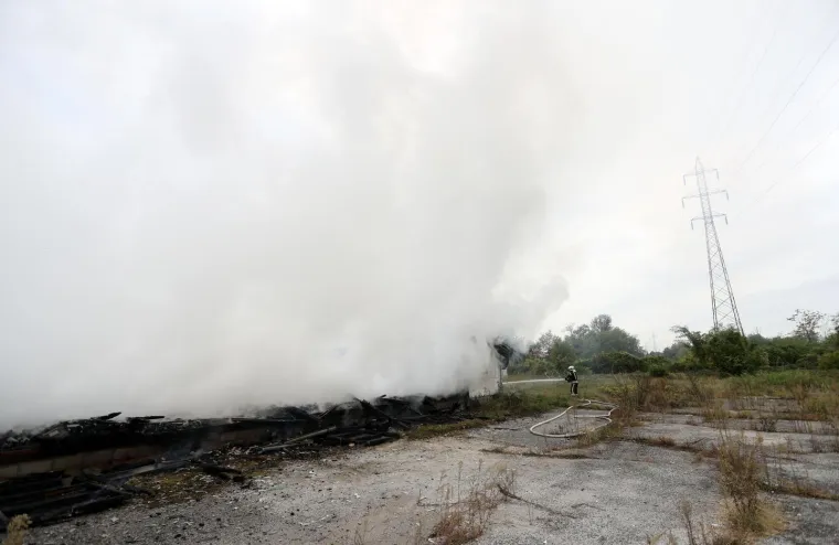 POŽAR NA ZAGREBAČKOJ OBILAZNICI: Planula baraka u nenaseljenom biv&scaron;em naselju Hidroelektre