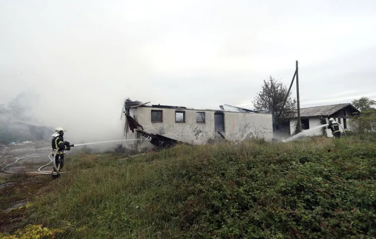 POŽAR NA ZAGREBAČKOJ OBILAZNICI: Planula baraka u nenaseljenom biv&scaron;em naselju Hidroelektre