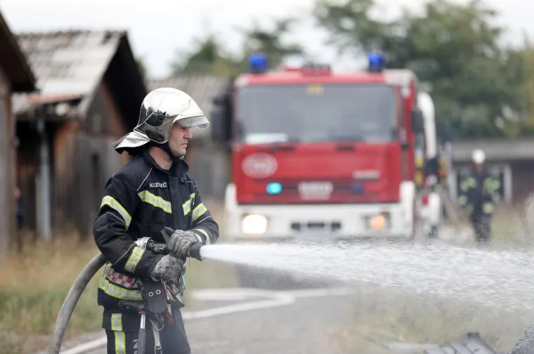 POŽAR NA ZAGREBAČKOJ OBILAZNICI: Planula baraka u nenaseljenom biv&scaron;em naselju Hidroelektre