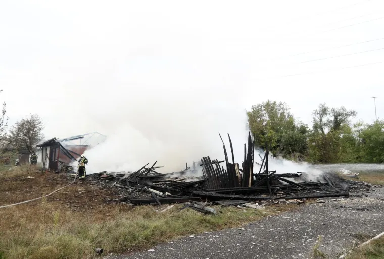 POŽAR NA ZAGREBAČKOJ OBILAZNICI: Planula baraka u nenaseljenom biv&scaron;em naselju Hidroelektre