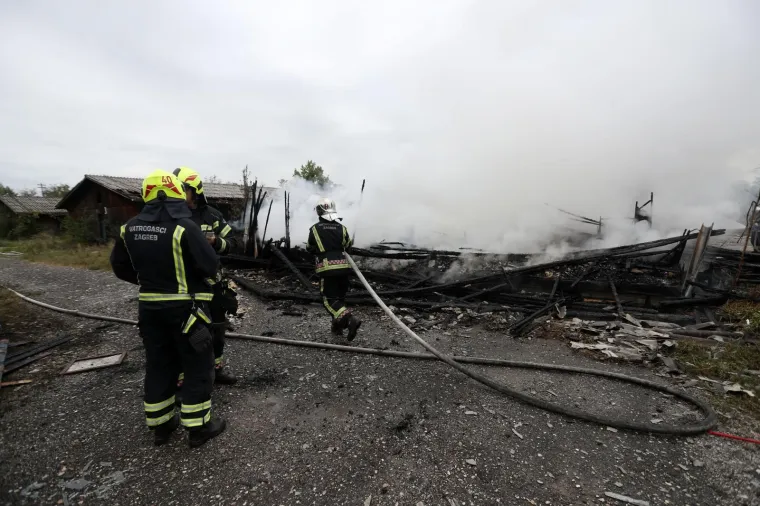 POŽAR NA ZAGREBAČKOJ OBILAZNICI: Planula baraka u nenaseljenom biv&scaron;em naselju Hidroelektre