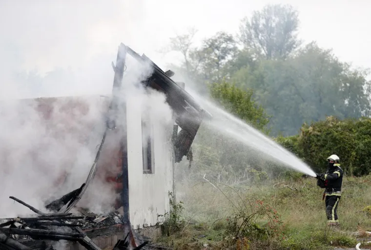 POŽAR NA ZAGREBAČKOJ OBILAZNICI: Planula baraka u nenaseljenom biv&scaron;em naselju Hidroelektre