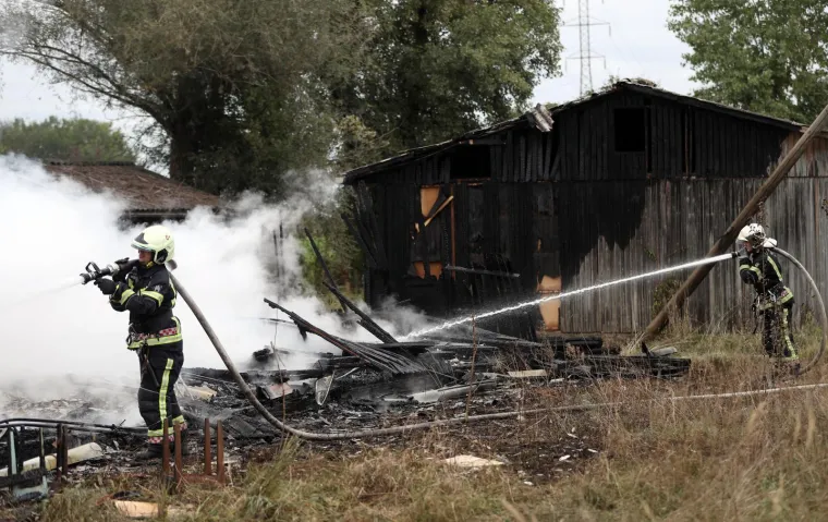 POŽAR NA ZAGREBAČKOJ OBILAZNICI: Planula baraka u nenaseljenom biv&scaron;em naselju Hidroelektre