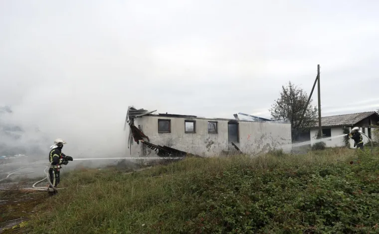 POŽAR NA ZAGREBAČKOJ OBILAZNICI: Planula baraka u nenaseljenom biv&scaron;em naselju Hidroelektre