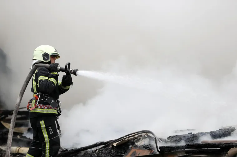 POŽAR NA ZAGREBAČKOJ OBILAZNICI: Planula baraka u nenaseljenom biv&scaron;em naselju Hidroelektre