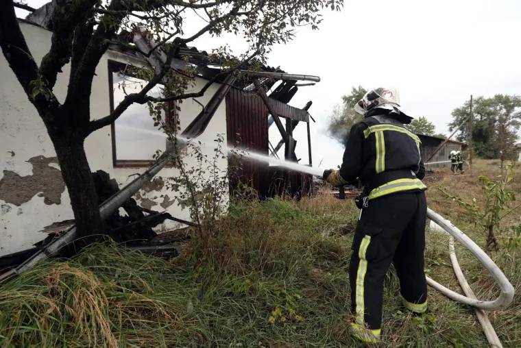 POŽAR NA ZAGREBAČKOJ OBILAZNICI: Planula baraka u nenaseljenom biv&scaron;em naselju Hidroelektre