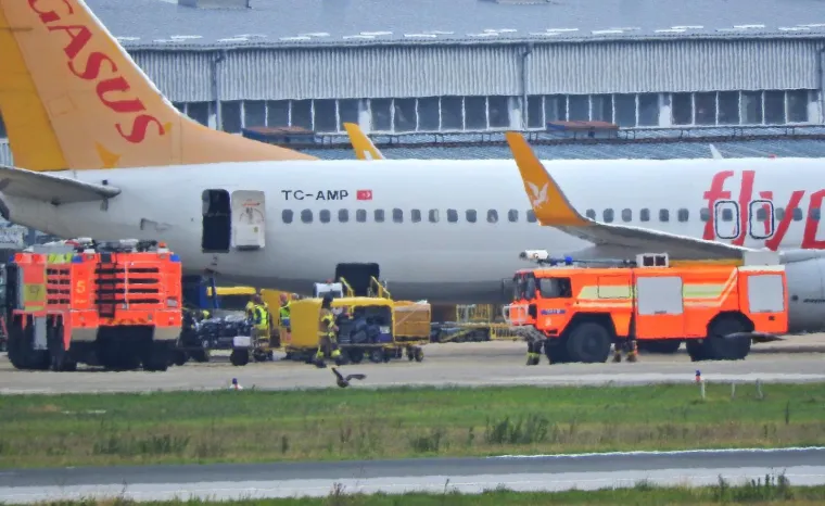 Avion Boeing 737 turske kompanije Pegasus Airlines koji je letio iz Istanbula za Pariz izvanredno je sletio zbog požara.