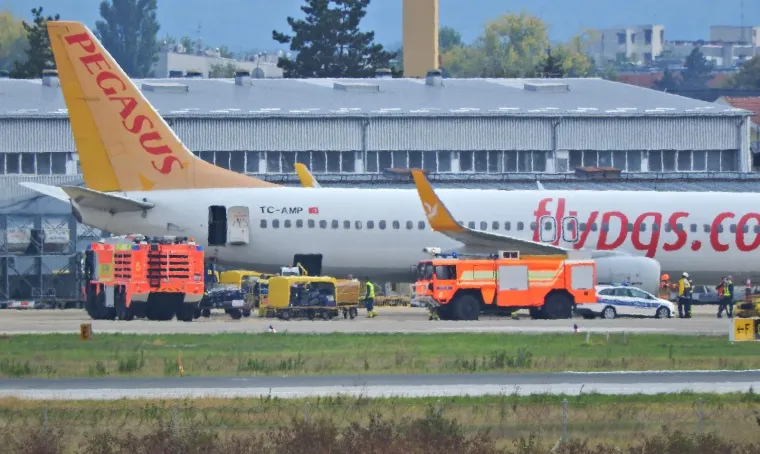 Avion Boeing 737 turske kompanije Pegasus Airlines koji je letio iz Istanbula za Pariz izvanredno je sletio zbog požara na Međunarodnu zračnu luku Franjo Tuđman.