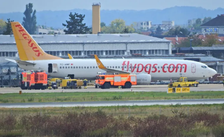 Avion Boeing 737 turske kompanije Pegasus Airlines koji je letio iz Istanbula za Pariz danas je izvanredno sletio zbog požara na Međunarodnu zračnu luku Franjo Tuđman.