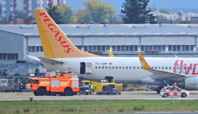 Avion Boeing 737 turske kompanije Pegasus Airlines koji je letio iz Istanbula za Pariz izvanredno je sletio zbog požara na Međunarodnu zračnu luku Franjo Tuđman u Zagrebu.