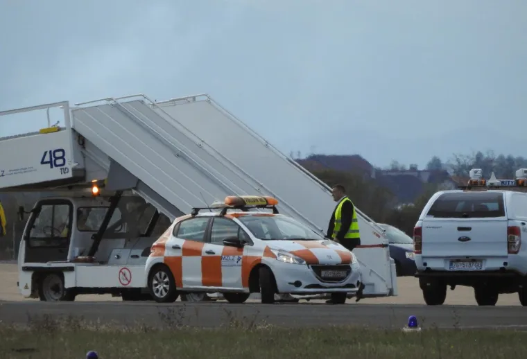 Avion Boeing 737 koji je letio iz Istanbula za Pariz izvanredno je sletio zbog požara na Međunarodnu zračnu luku Franjo Tuđman. Nakon evakuacije putnika pristupilo se očevidu.