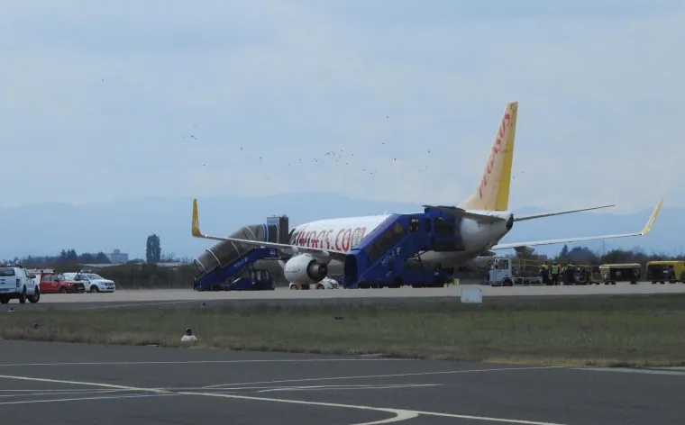 Avion Boeing 737 turske kompanije Pegasus Airlines koji je letio iz Istanbula za Pariz izvanredno je sletio zbog požara na Međunarodnu zračnu luku Franjo Tuđman. Nakon evakuacije putnika pristupilo se očevidu.