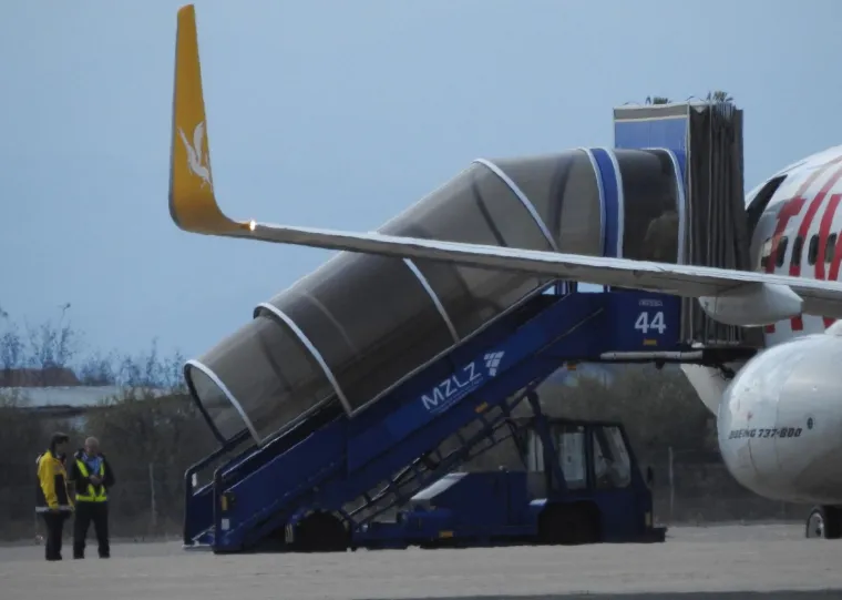 02.10.2018., Zagreb - Avion Boeing 737 turske kompanije Pegasus Airlines koji je letio iz Istanbula za Pariz danas je izvanredno sletio zbog požara na Međunarodnu zračnu luku Franjo Tuđman. Nakon evakuacije putnika pristupilo se očevidu.