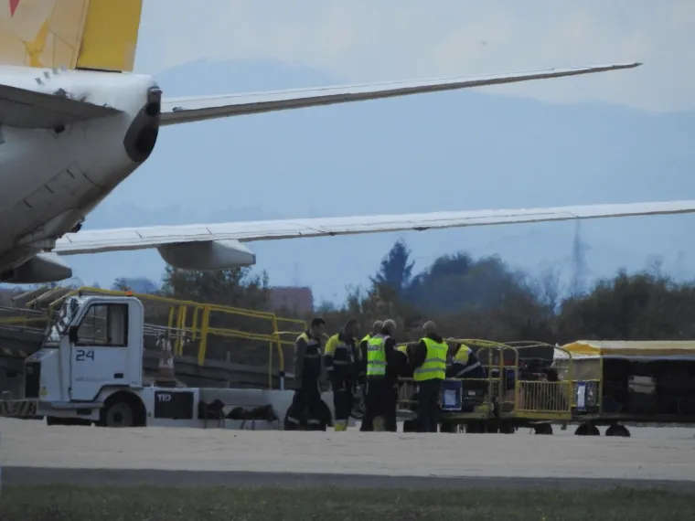 Avion Boeing 737 turske kompanije Pegasus Airlines koji je letio iz Istanbula za Pariz izvanredno je sletio zbog požara na Međunarodnu zračnu luku Franjo Tuđman u Zagrebu. Nakon evakuacije putnika pristupilo se očevidu.