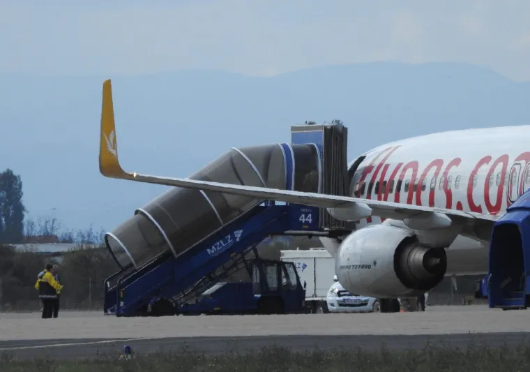 Avion Boeing 737 koji je letio iz Istanbula za Pariz danas je izvanredno sletio zbog požara na Međunarodnu zračnu luku Franjo Tuđman. Nakon evakuacije putnika pristupilo se očevidu.