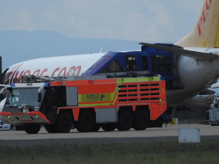 02.10.2018., Zagreb - Avion Boeing 737 turske kompanije Pegasus Airlines koji je letio iz Istanbula za Pariz izvanredno je sletio zbog požara na Međunarodnu zračnu luku Franjo Tuđman. Nakon evakuacije putnika pristupilo se očevidu.