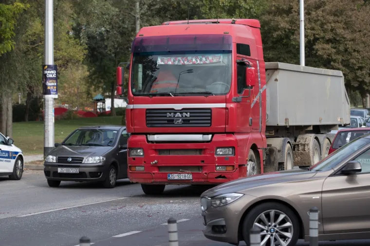KR&Scaron; I LOM U ZAGREBU: Vozačica izgubila kontrolu nad automobilom i zabila se u kafić na Bundeku