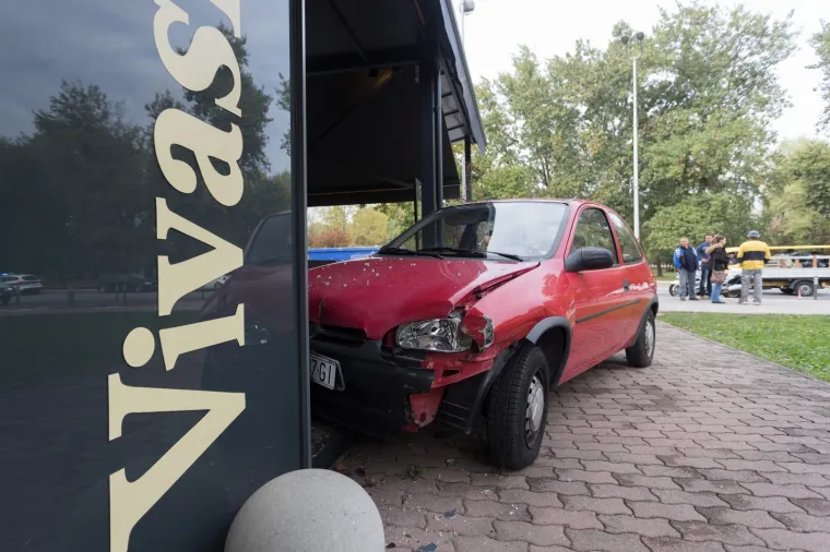 KR&Scaron; I LOM U ZAGREBU: Vozačica izgubila kontrolu nad automobilom i zabila se u kafić na Bundeku