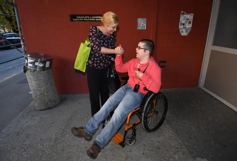 PREDJSEDNICA OBRANILA TEZU DOKTORSKOG RADA: Prije obrane radila je selfije sa studentima