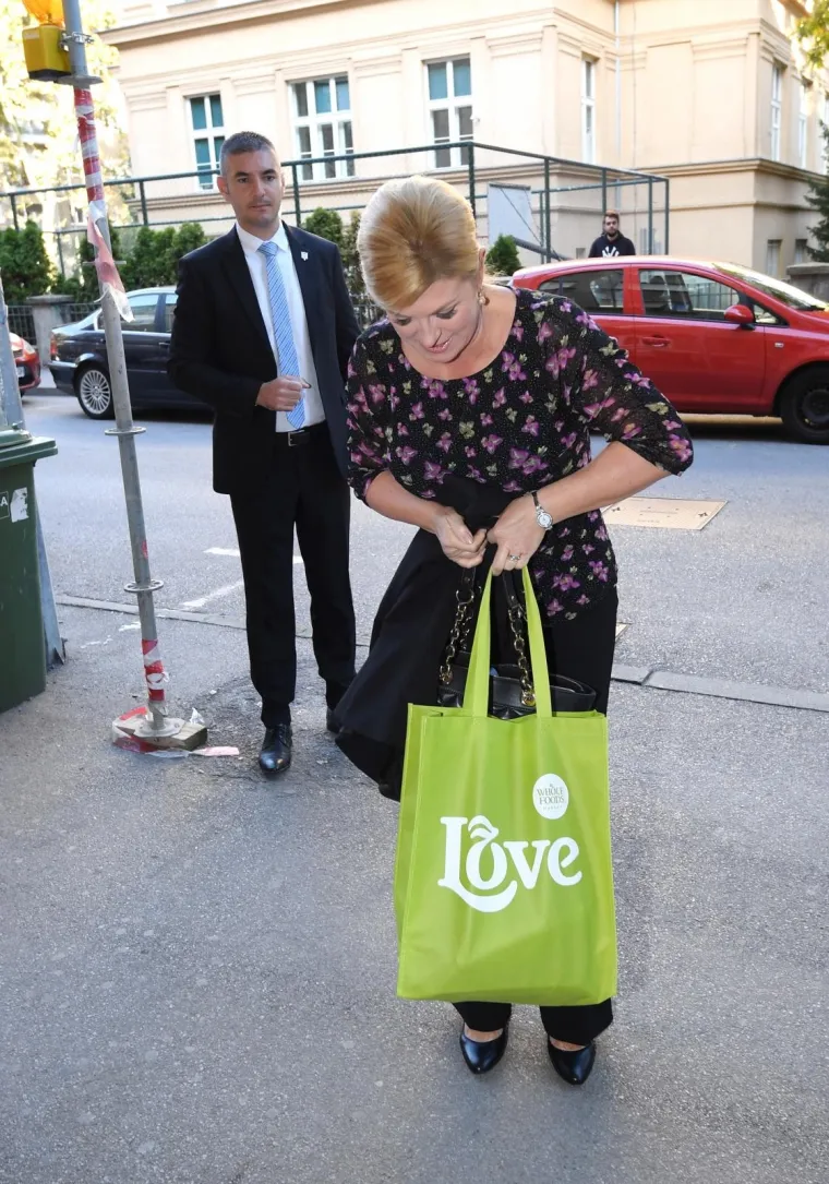 PREDJSEDNICA OBRANILA TEZU DOKTORSKOG RADA: Prije obrane radila je selfije sa studentima