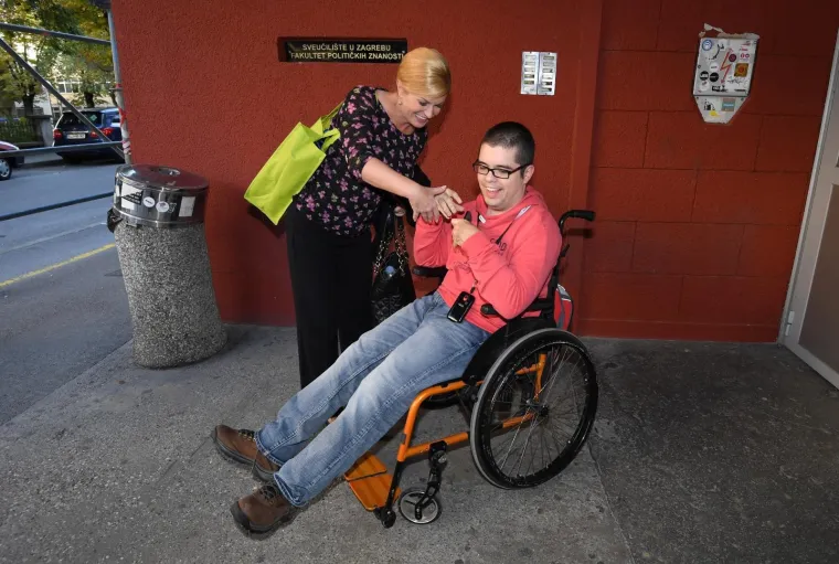 PREDJSEDNICA OBRANILA TEZU DOKTORSKOG RADA: Prije obrane radila je selfije sa studentima