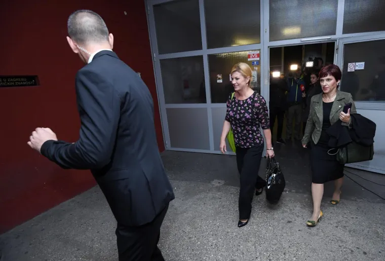 PREDJSEDNICA OBRANILA TEZU DOKTORSKOG RADA: Prije obrane radila je selfije sa studentima