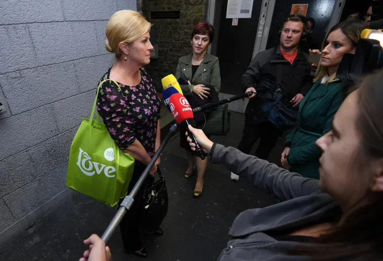 Predsjednica je na Fakultetu političkih znanosti branila nacrt doktorskog rada na smjeru Međunarodnih odnosa. Prije toga slikala se sa studentima, a nakon &scaron;to je obranila tezu, komentirala je i aferu SMS.