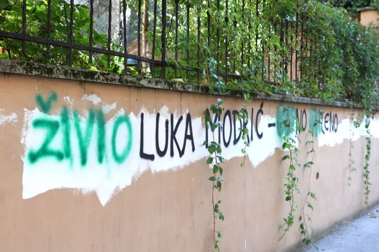 Na poznatom zidu u Vitezovićeoj ulici u Zagrebu, koji pamti mno&scaron;tvo grafita o dnevnim događanjima, političarim i drugim "zaslužnim" pojedincima, na red je do&scaron;ao i Luka Modrić. Grafit, vjerojatno potaknut odbacivanjem optužnice za krivokletstvo, odmah je dobio kontraporuku koja poku&scaron;ava pokriti izvorni takst.