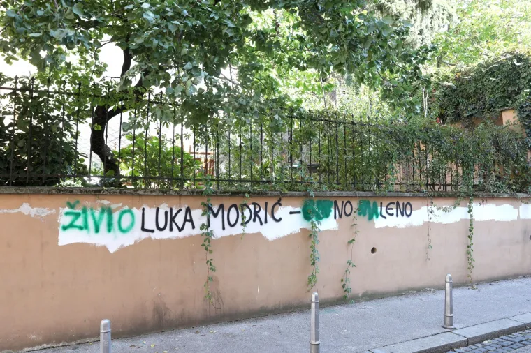 LUKA MODRIĆ META GRAFITERA: Jedni ga uvredljivo prozvali, drugi napravili protuudar