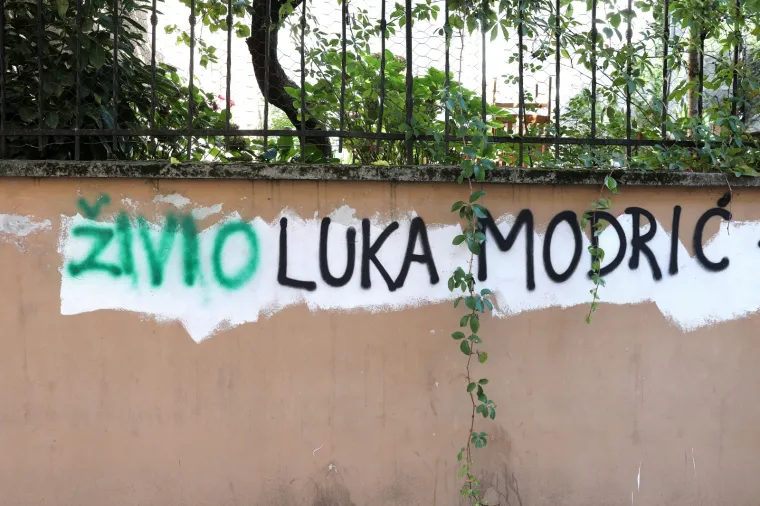 LUKA MODRIĆ META GRAFITERA: Jedni ga uvredljivo prozvali, drugi napravili protuudar