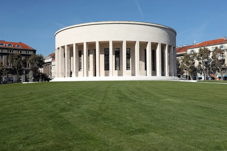 Dovršeno uređenje Trga žrtava fašizma, pogledajte kako Meštrovićev paviljon izgleda bez magnolije