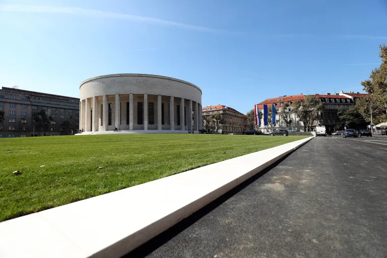Dovršeno uređenje Trga žrtava fašizma, pogledajte kako Meštrovićev paviljon izgleda bez magnolije