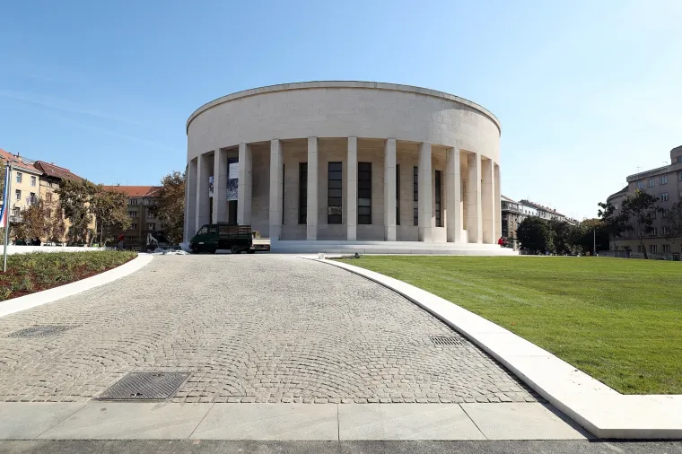Dovršeno uređenje Trga žrtava fašizma, pogledajte kako Meštrovićev paviljon izgleda bez magnolije